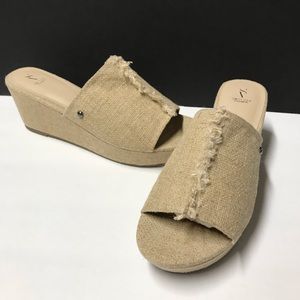 Simply Vera Wang cream Wedge Shoe 10 slide on